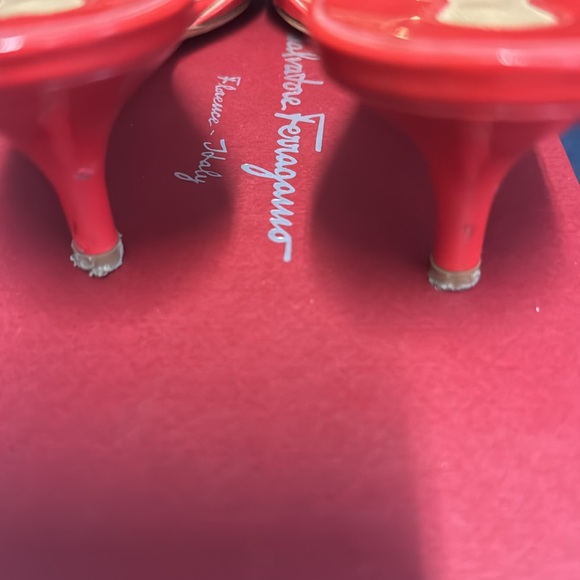 Ferragamo open toe red sandal with a tiny heel - Picture 5 of 6